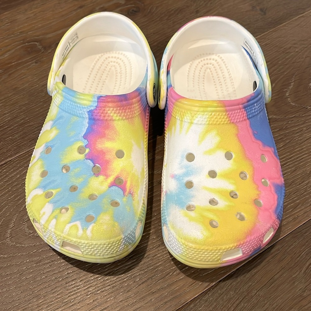 Tie Dye Classic Crocs Juniors Size 2 EUC